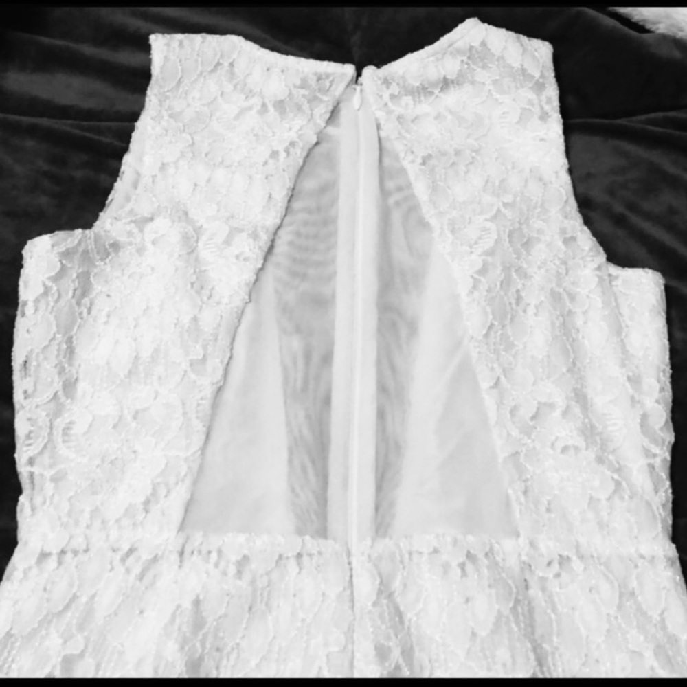 ‼️SOLD‼️⭐️NEW⭐️Bebe White Lace Deep V Romper - Picture 6 of 9